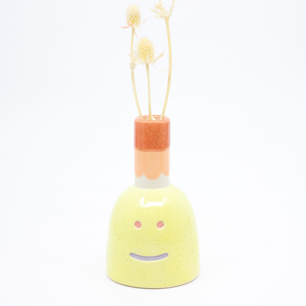 Frontview of the Limone Vase with flowers. 