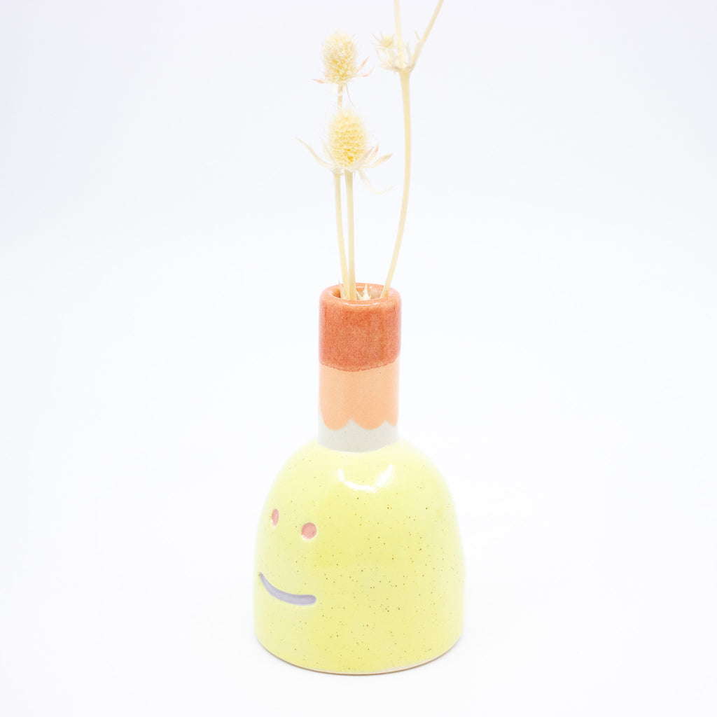 Limon Vase sideview with flowers. 