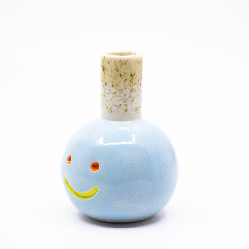 Side view of the Luna stovepipe style vase. 