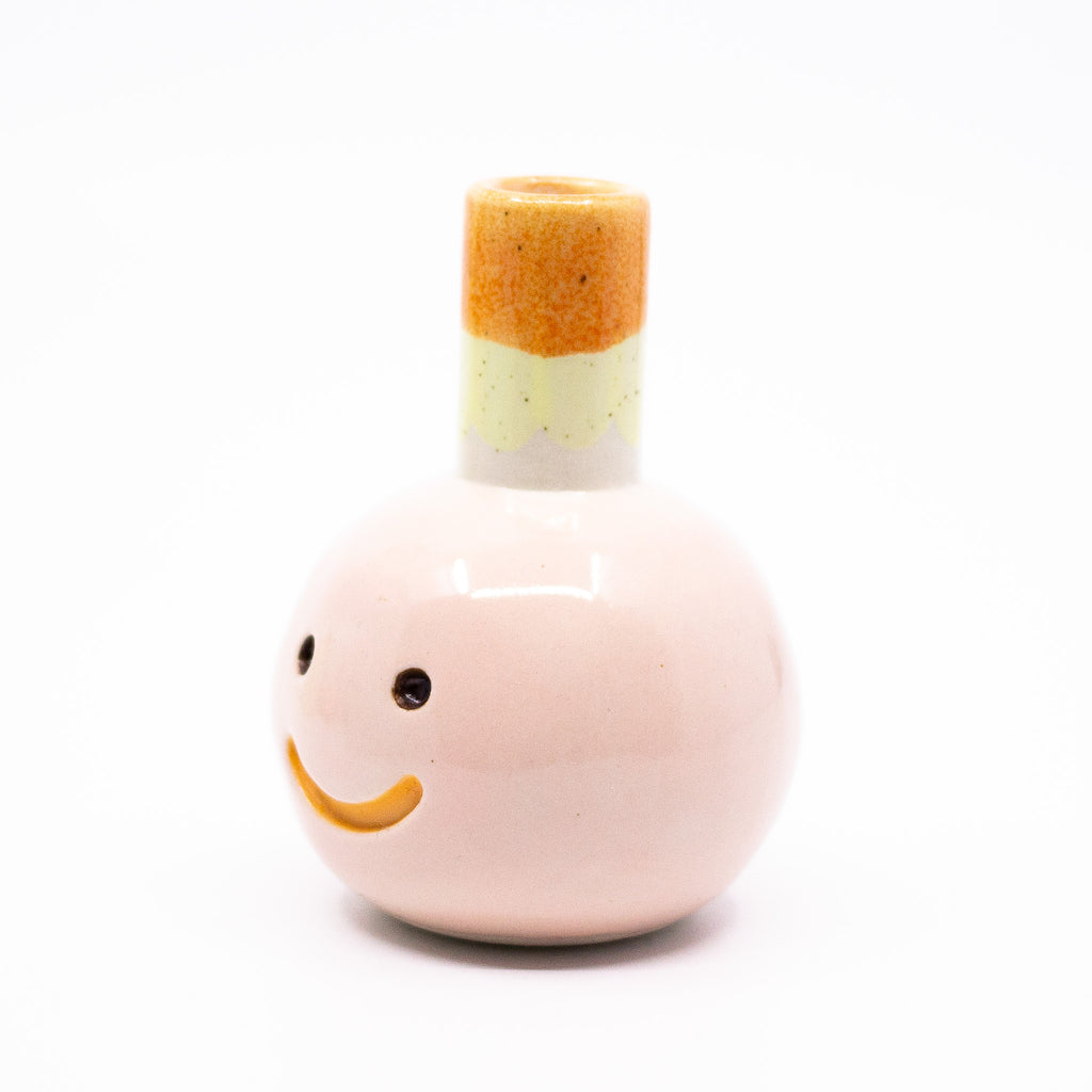 Sideview of the Rosa Vase, with stove-pipe style. 