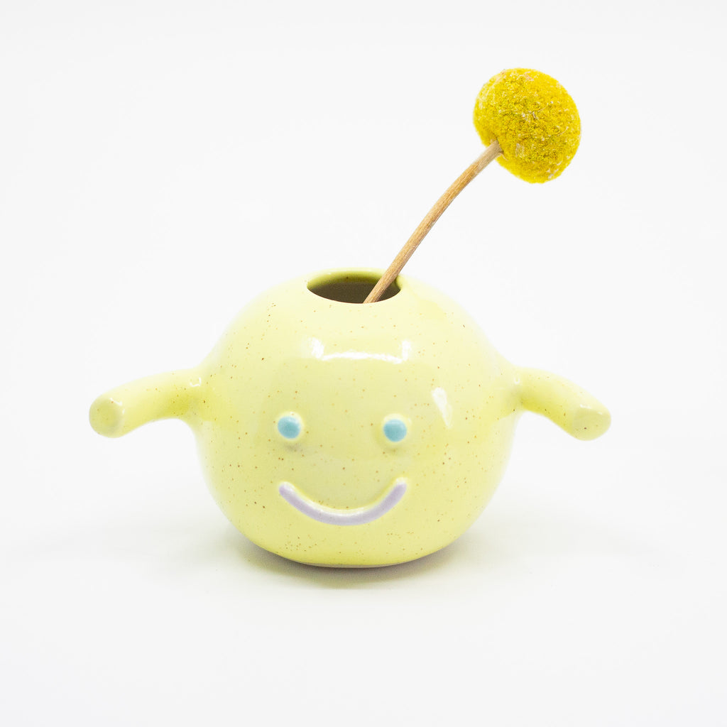 Frontview of the Yuzu vase holding a flower