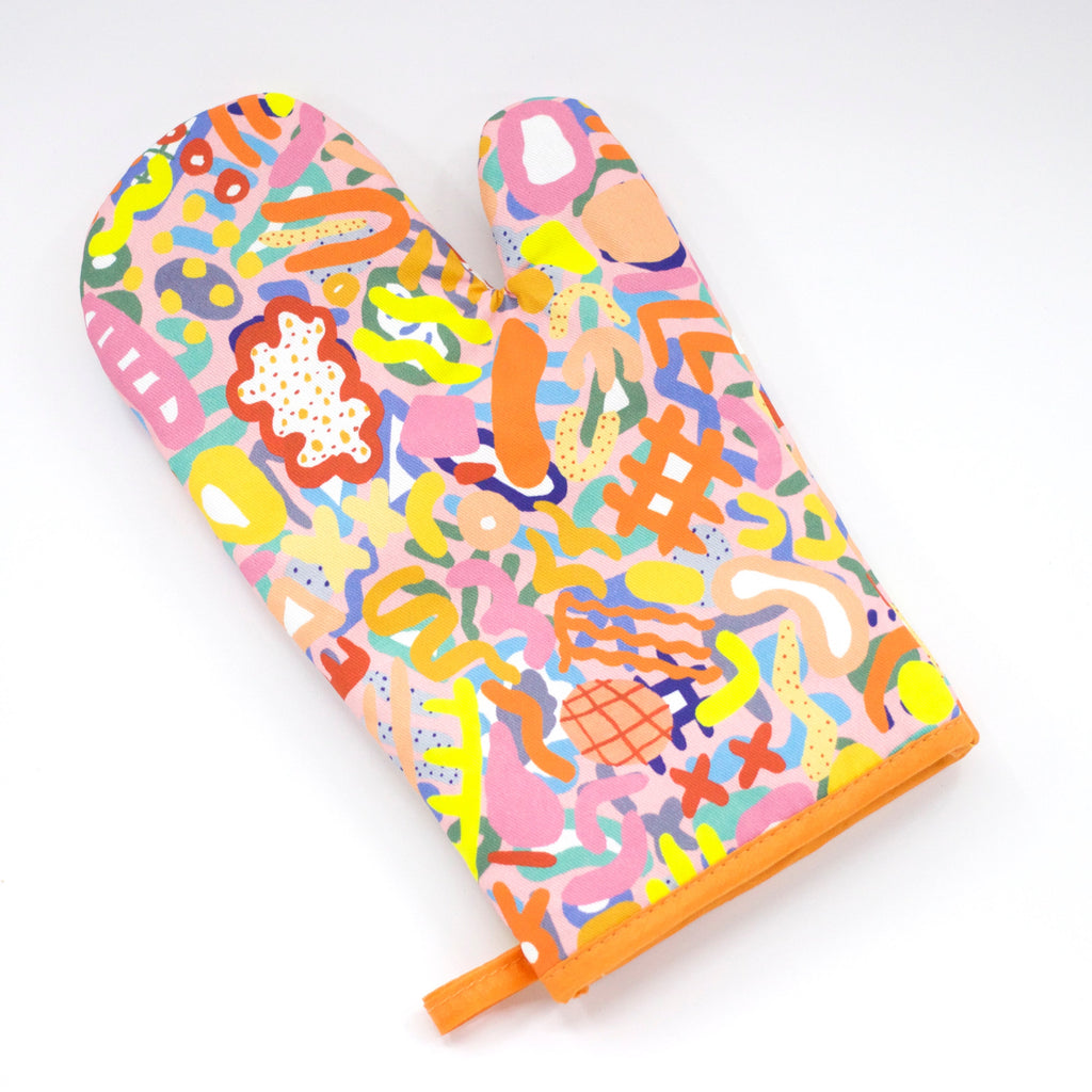A top view of the Coral oven mitt. An impressionistic nterpretation of an undersea world that is mysterious and elusive. With bright colours and fascinating shapes.