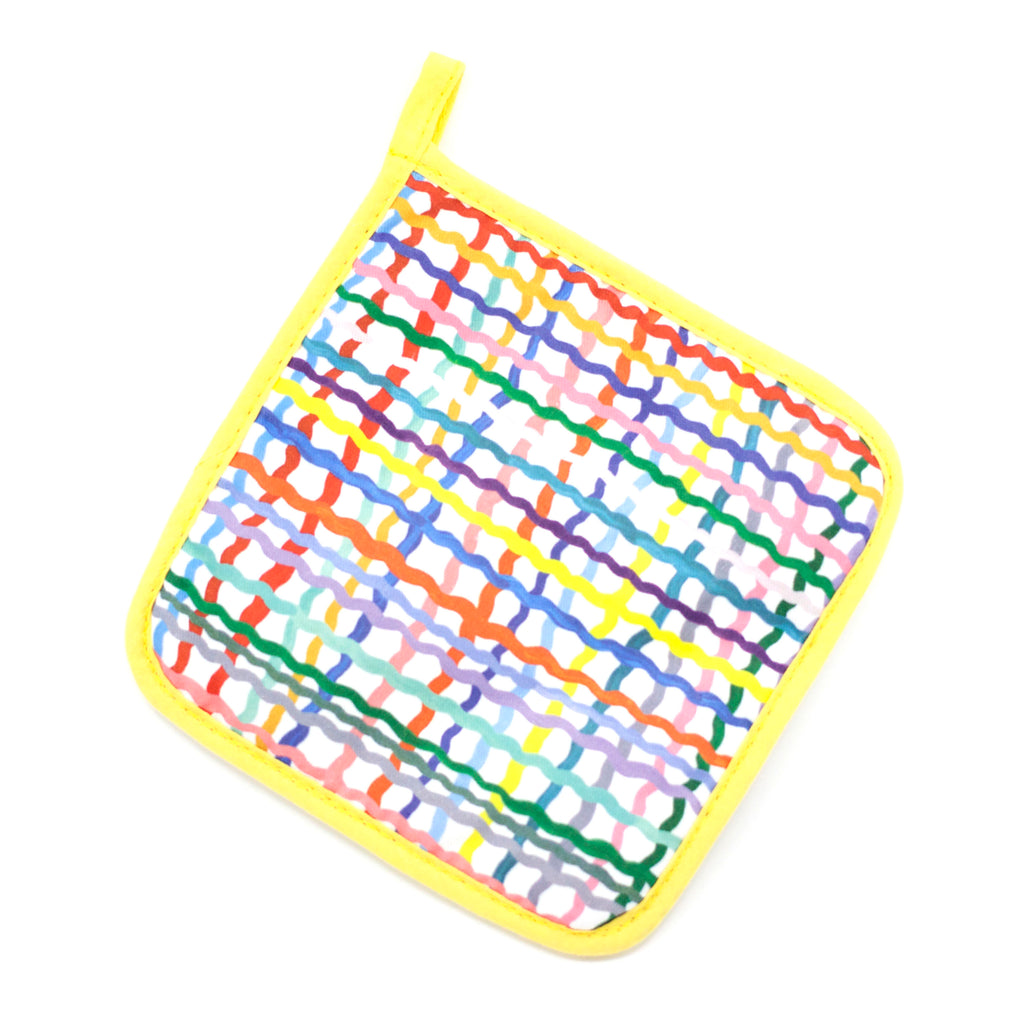 Top view of the Wave pot holder. Wavy multicoloured tartan pattern over a white background. 